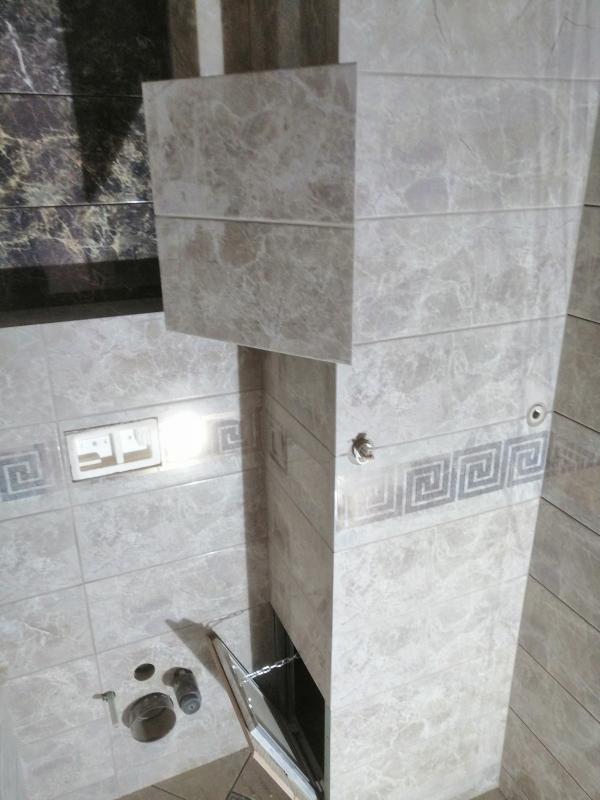 Люк Инженер и Сантехник в интерьере установленные рядом