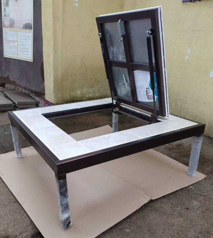 Стенд с напольным люком Event ЛНСЭ облицованный плиткой