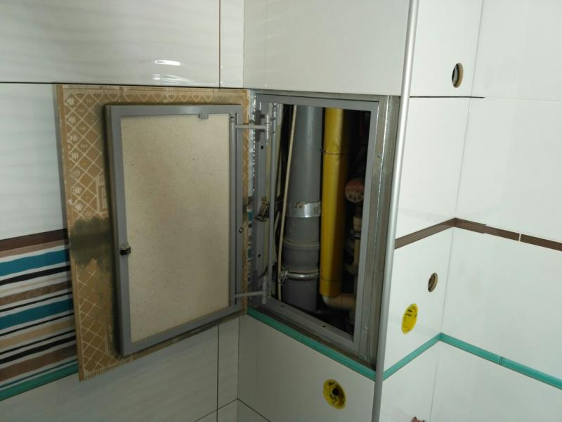 Установка люка под плитку Шаркон 40х60, фото в интерьере