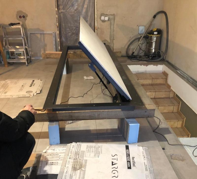 Напольный люк с электроприводом до и после установки