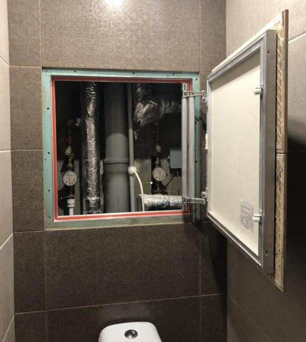 Алюминиевый люк под плитку Практика Евроформат ЕТР 60х60 в интерьере