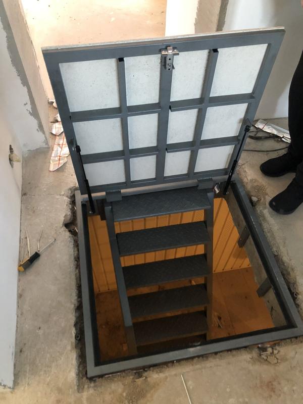 Лестница в погреб металлическая с люком в интерьере