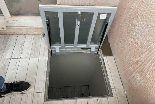 Люк для подвала Event ЛНСЭ 70x70 в интерьере